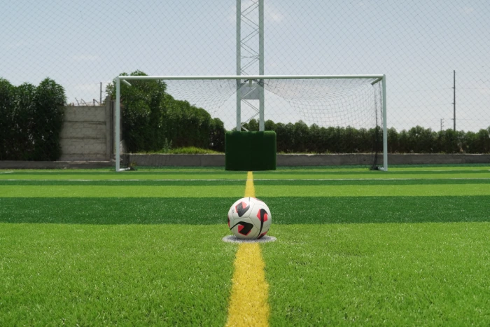 Cancha deportiva con un balón de futbol